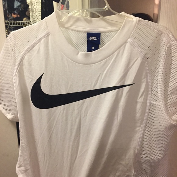 nike swoosh cropped t shirt